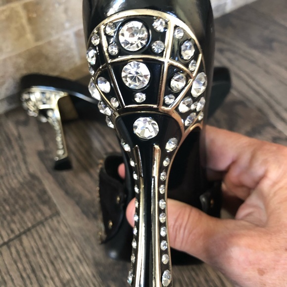 Gold/black sandals - Picture 2 of 5